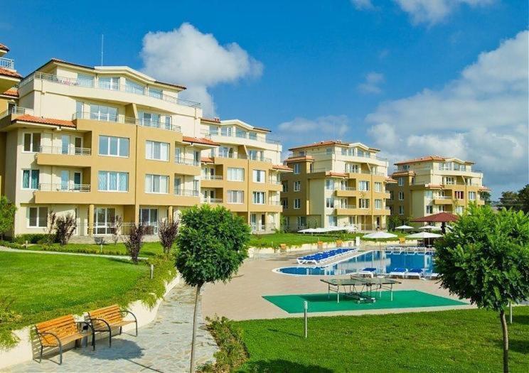Аппартамент Pines Beach Resort Byala  Esterno foto